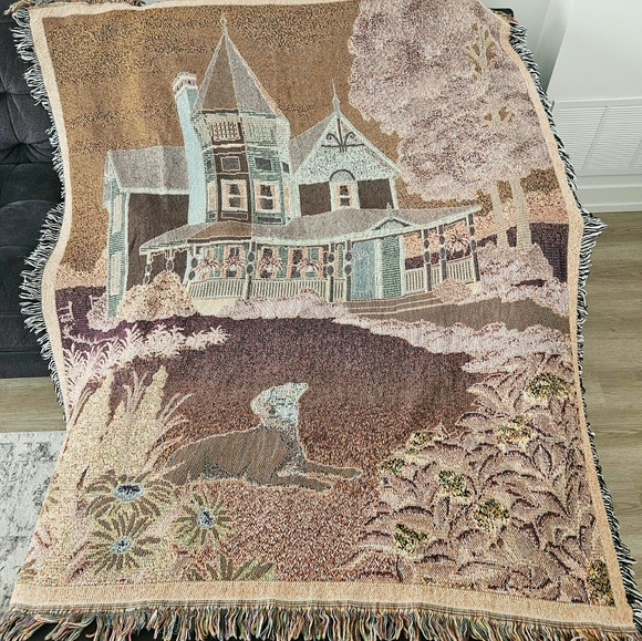 Vintage victorian house with dog woven throw blanket/tapestry - Picture 6 of 7